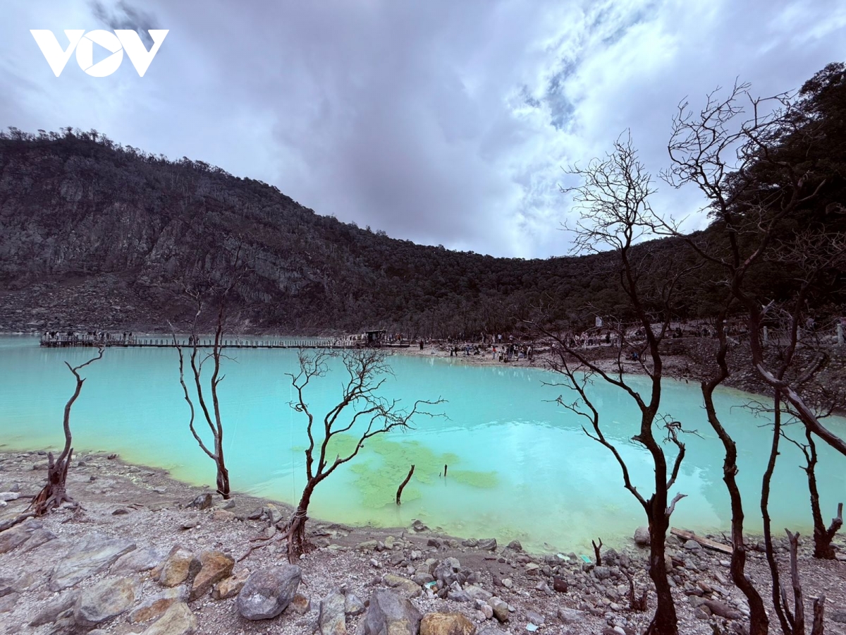 Khám phá miệng núi lửa trắng huyền ảo tại Indonesia